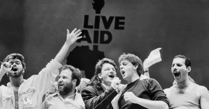 تم عرض الحفل الخيري في عام 1985 في 60 دولة وشاهدها نحو 400 مليون شخص وضمت أمثال جورج مايكل ويو تو وبول مكارتني وكوين.